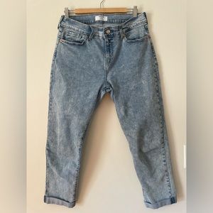 levi boyfriend jeans. ankle length. size 6.